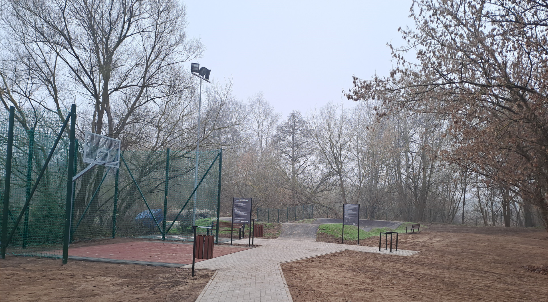 Zdjęcie do projektu TOR DLA ROWERZYSTÓW I ROLKARZY - PUMPTRACK W ŁĘCZYCY